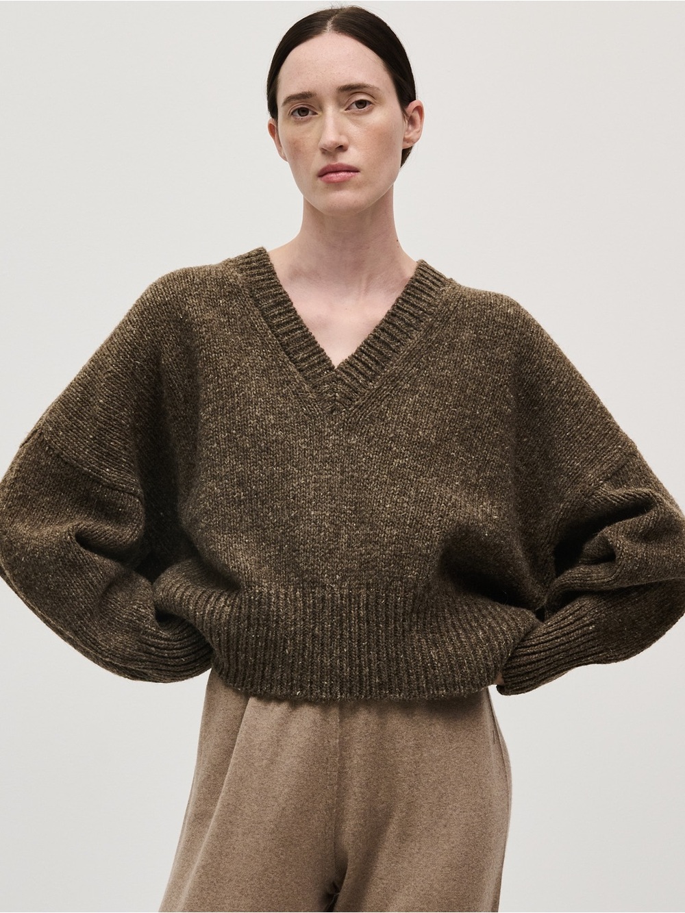 Babaa no75 Chunky V-Neck Pullover Sweater in Oak